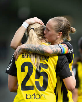 Häckens Alice Bergström jublar ihop med Filippa Curmark efter 1-0