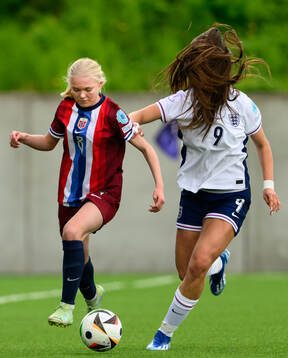 Linnea Holmesveen Moen of Norway and Isabella Fisher of England