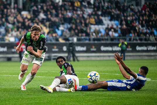 GAIS Robin Frej och Harun Ibrahim i kamp om bollen med IFK Göteborgs Paulos Abraham