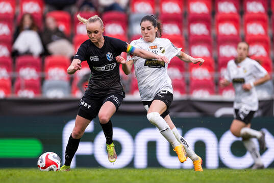 Växjö DFFs Emma Pennsäter och Häckens Clarissa Larisey