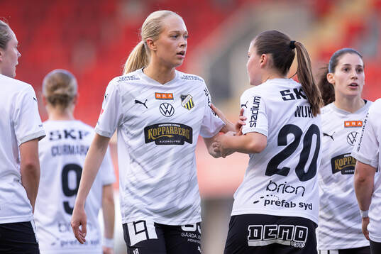 Häckens Lisa Löwing jublar efter mål 0-3