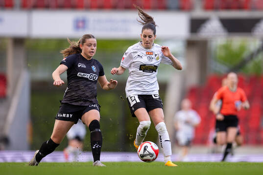 Växjö DFFs Emma Holmqvist och Häckens Clarissa Larisey