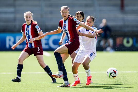 Elle Ulstein of Norway and Ambre Ouazar of France