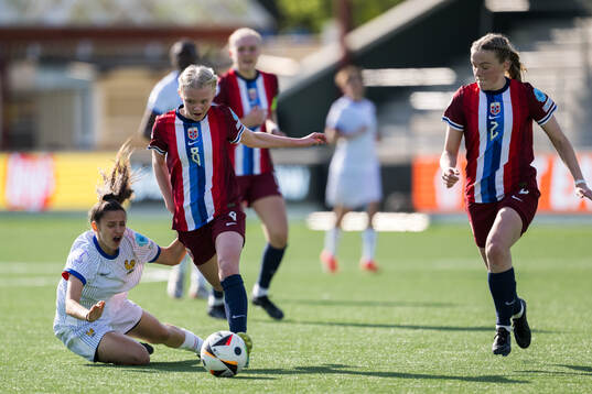 Léa Sylejmani of France and Linnea Holmesveen Moen of Norway