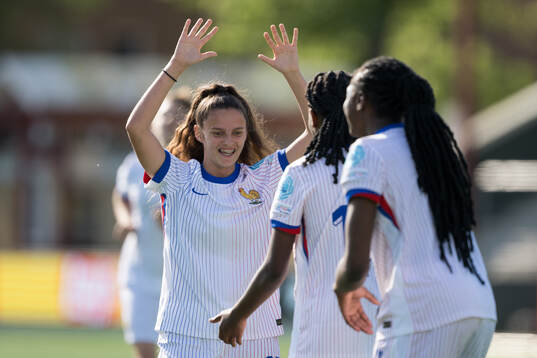 Léa Sylejmani and Djenna Léna Tene of France celebrate after 0-6