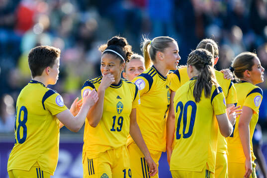 Felicia Schröder of Sweden celebrates after scoring 1-1