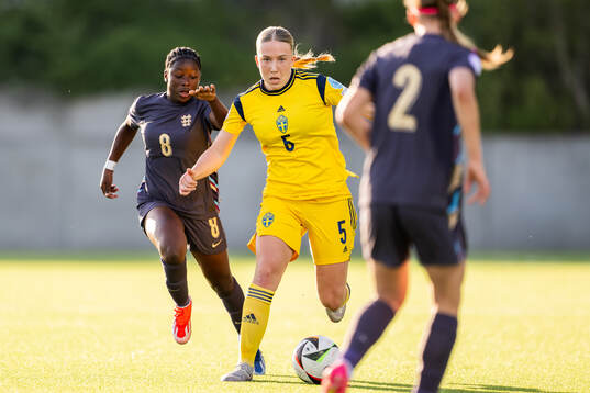 Omotara Junaid of England and Thindra Mattsson of Sweden