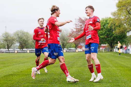 Tvååkers Oliver Brynéus jublar efter 1-0 med William Nilsson