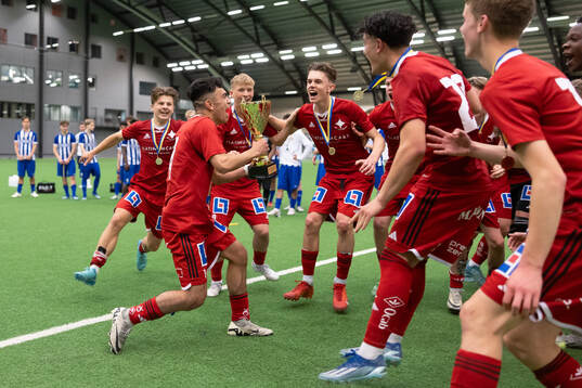IFK Norrköpings spelare jublar med pokalen