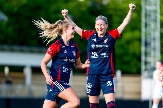 FC Rosengårds Olivia Holdt och Olivia Schough jublar efter 3-0