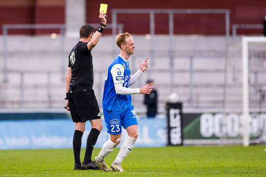 Domare Magnus Lindgren delar ut ett gult kort till IK Oddevolds Viktor Kruger