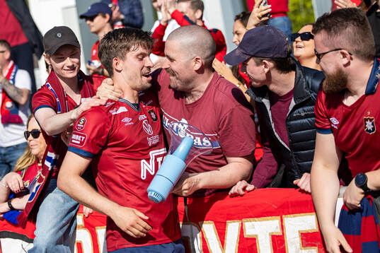 Örgrytes Daniel Paulson jublar med publiken