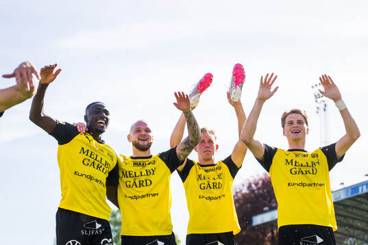 Mjällbys Seedy Imam Jagne, Adam Ståhl, Herman Johansson och Jacob Kiilerich Rask jublar