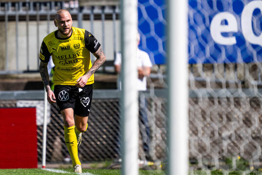 Mjällbys Adam Ståhl jublar efter att han gjort 0-3