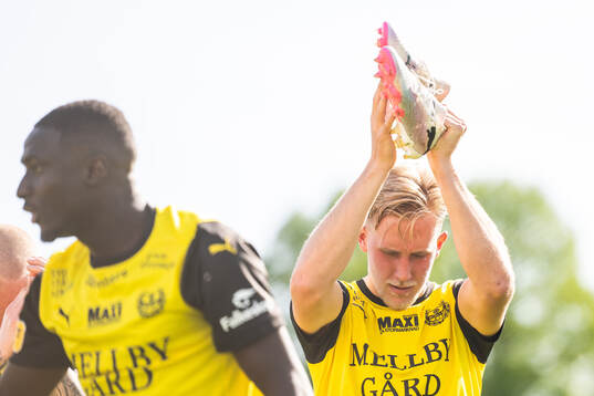 Mjällbys Herman Johansson jublar