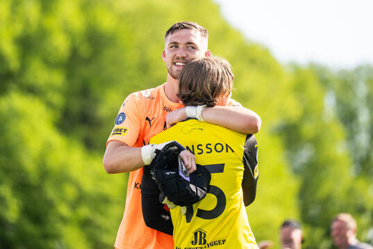 Mjällbys målvakt Noel Törnqvist och Liam Svensson jublar
