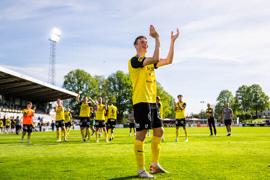 Mjällbys Elliot Stroud jublar