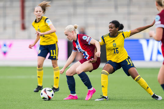 Tommine Enger of Norway and Saron Berhe of Sweden