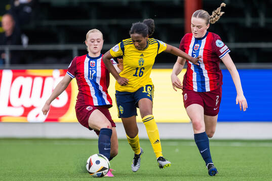 Saron Berhe of Sweden against Tommine Enger and Ina Raaum Andreassen of Norway