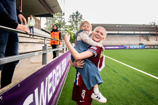 Linnea Holmesveen Moen of Norway with family in the stands