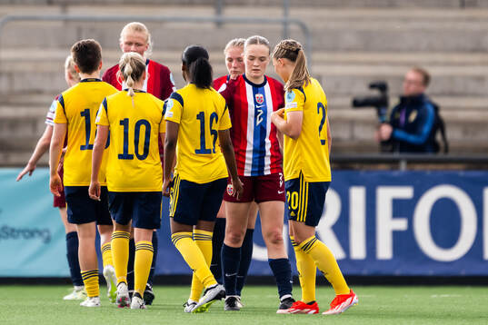 Ina Raaum Andreassen of Norway with Maja Nilsson, Saron Berhe and Nova Rolfsson of Sweden