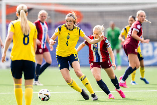 Fabienne Bartholdson of Sweden and Tommine Enger of Norway