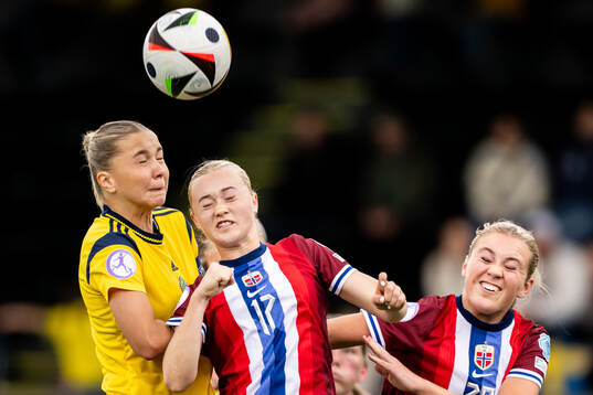 Alice Broman of Sweden against Tommine Enger and Mia Johannessen Bakke of Norway