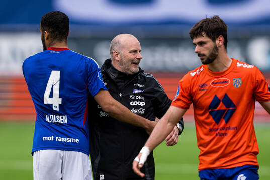 Geir Bakke, head coach of Vålerenga, celebrates