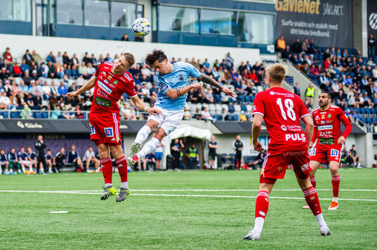 Skövde AIKs Gustav Broman och Gefles Antonio Yakoub