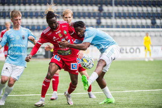 Skövde AIKs Mamudu Moro och Gefles York Rafael