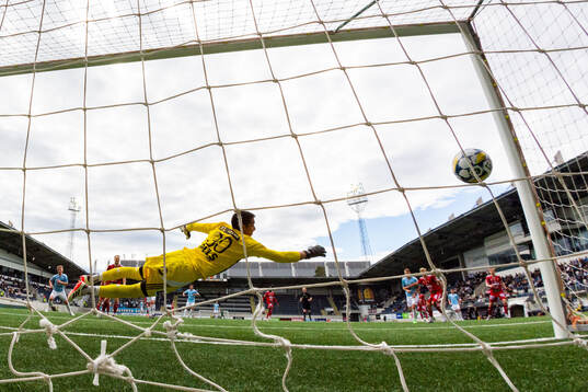 Skövde AIKs målvakt Adrian Zendejas släpper in 1-0 av