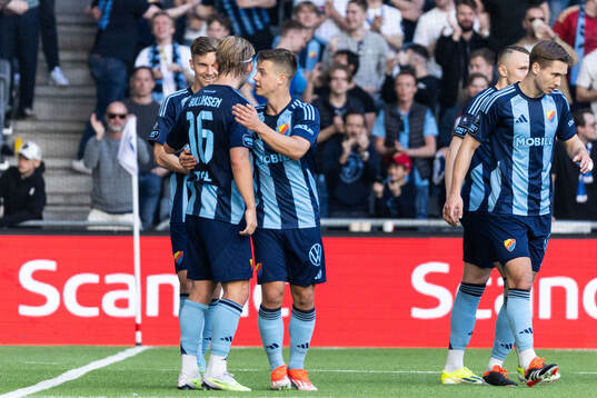 Djurgårdens Tobias Gulliksen jublar med Samuel Leach Holm