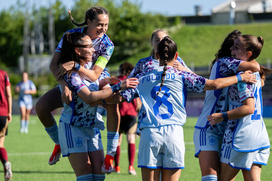 Alba Cerrato and Lua Calo of Spain celebrate after 4-0