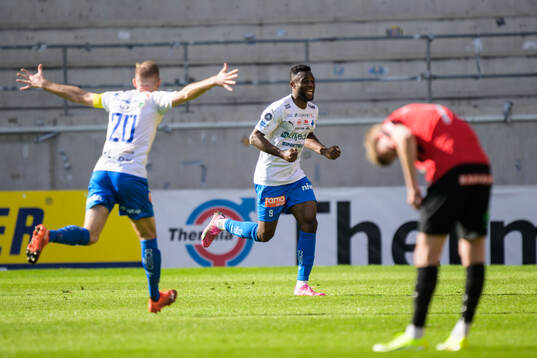 Värnamos Johnbosco Samuel Kalu jublar