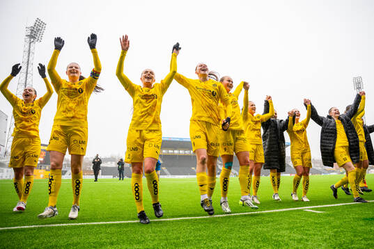 Cecilie Falch, Andrea Karoline Nymo Holmstrøm, Anna Isabella Johansen, Lise Højsted Dissing and players of Bodø/Glimt celebrate