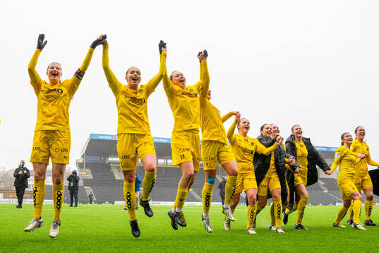 Cecilie Falch, Andrea Karoline Nymo Holmstrøm, Anna Isabella Johansen and players of Bodø/Glimt celebrate