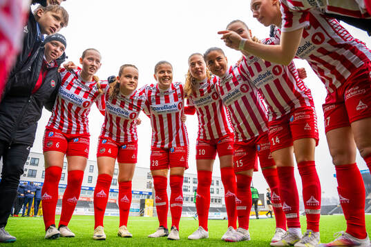 Emilie Sofie Ludvigsen, Casandra Luthcke, Mali Motrøen Trøan, Emma Granlind, Anfal el Yamani Haida, Nora Hegg and players of TIL 2020 gather in a circle ahead of the 1. division football match between Bodø/Glimt and TIL 2020 on May 12, 2024 in Bodø. 