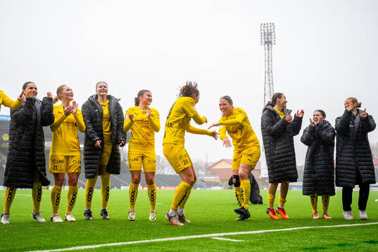 Rikke Fleischer Nedreaas, Lærke Hammer and players of Bodø/Glimt celebrate