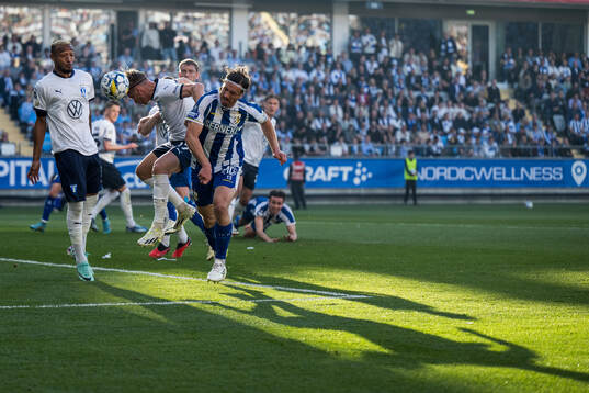 Malmö FFs Derek Cornelius och Jens Stryger Larsen mot IFK