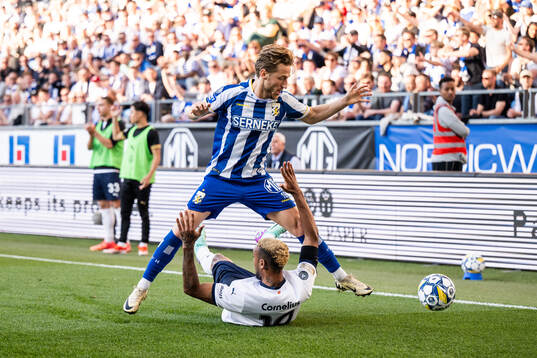 IFK Göteborgs Arbnor Mucolli och Malmö FFs Derek Cornelius