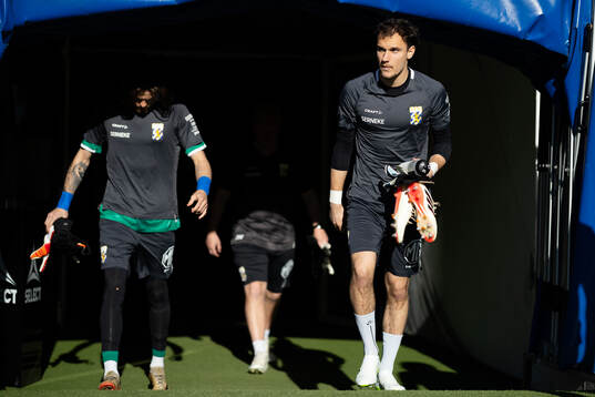 IFK Göteborgs målvakt Adam Benediktsson och målvakt Elis Bishesari innan fotbollsmatchen i Allsvenskan mellan IFK Göteborg och Malmö FF den 13 maj 2024 i Göteborg. 