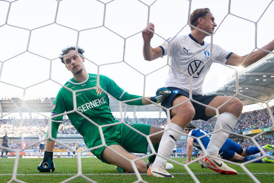Malmö FFs Erik Botheim jublar efter 0-1 i mål bakom deppande IFK Göteborgs målvakt Elis Bishesari