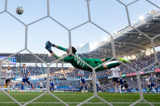Malmö FFs Søren Rieks skjuter 0-2 i mål bakom IFK