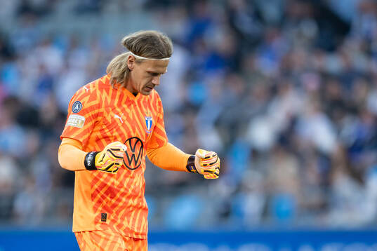 Malmö FFs målvakt Johan Dahlin jublar