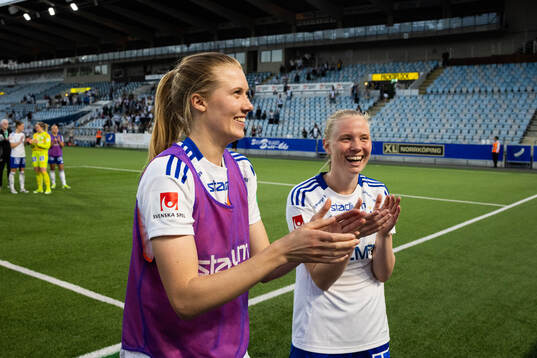 IFK Norrköpings Ebba Handfast och Elin Rombing jublar