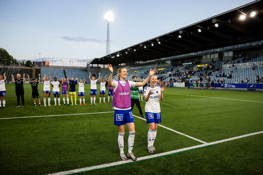 IFK Norrköpings Ebba Handfast och Elin Rombing jublar