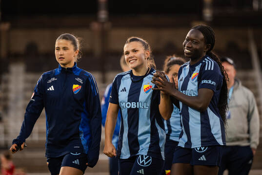 Djurgårdens Alexsandra Lobanova och Sura Yekka  jublar
