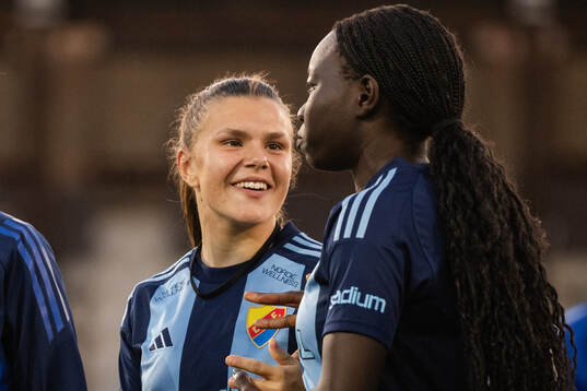 Djurgårdens Alexsandra Lobanova och Sura Yekka  jublar