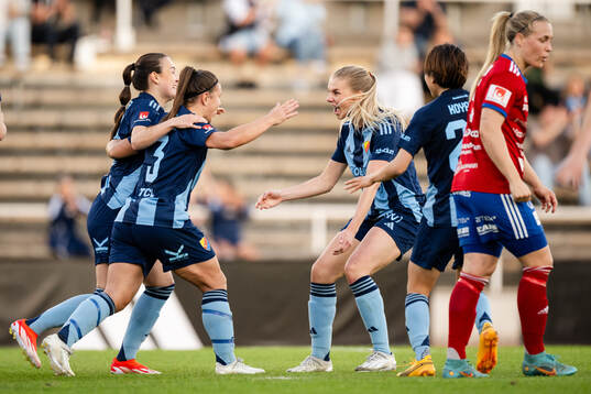 Djurgårdens Alexsandra Lobanova jublar med Nellie Lilja