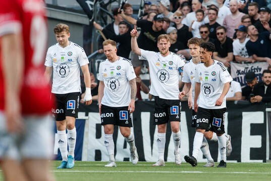 Örebros Karl Holmberg jublar efter 2-0